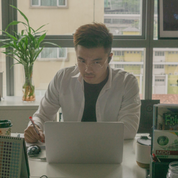 man with spec in white shirt playing virtual team building